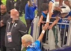Enlace a Un niño le roba supuestamente un anillo a Neymar tras saludarlo