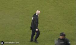 Enlace a Impresionante muestra de carácter del Vasco Aguirre que fue agredido con una botella y continuó saludando a todos