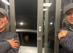 Enlace a Brutal esta foto de Palmer con un par de trabajadores de drive-thru