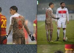 Enlace a Por una foto igual le dieron bombos a Maradona por 40 años. Basta de romantizar condiciones de juego inaptas.