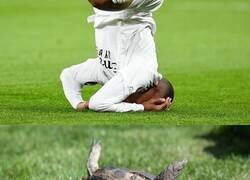 Enlace a Mbappé haciendo la tortuga en Anfield