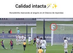 Enlace a Ronaldinho no pierde la clase en El Clásico de Leyendas