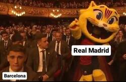 Enlace a Se acercan por detrás