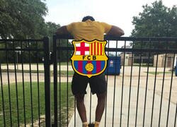 Enlace a Todo el equipo a las espaldas del niño