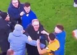 Enlace a De los movimientos más salvajes que he visto en una riña: