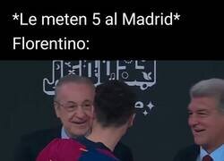 Enlace a Florentino de risas con los jugadores del Barça
