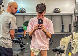 Enlace a Las piernas de Riqui Puig tras su lesión de rodilla