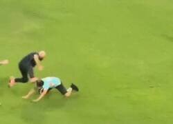 Enlace a Y finalmente, alguien logró superar al guardaespaldas de Messi