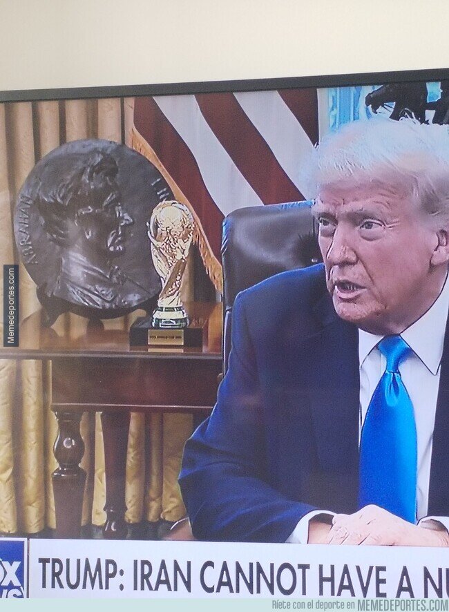 1215211 - Hay más trofeos en la oficina oval que en las vitrinas de Portugal y México. Que loco.