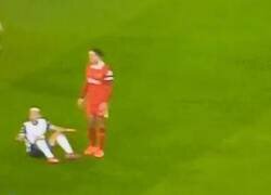 Enlace a El día que Van Dijk se la devolvió a Richarlison