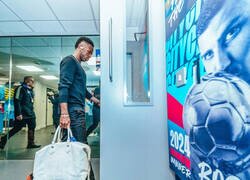 Enlace a Vini llegando al Etihad Stadium