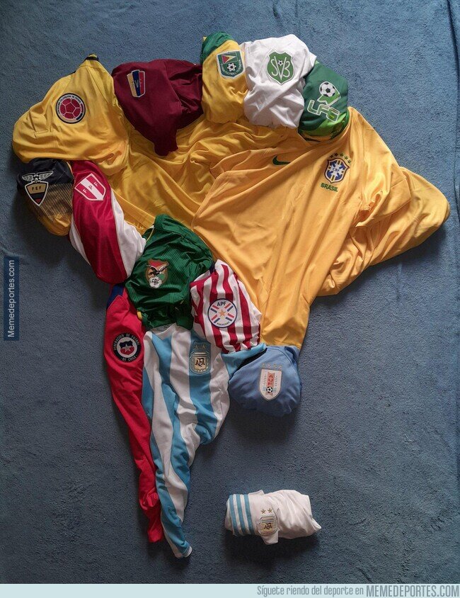 1215677 - Sudamérica hecha con las camisetas de selecciones. Mira las Malvinas...