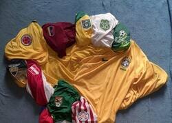 Enlace a Sudamérica hecha con las camisetas de selecciones. Mira las Malvinas...