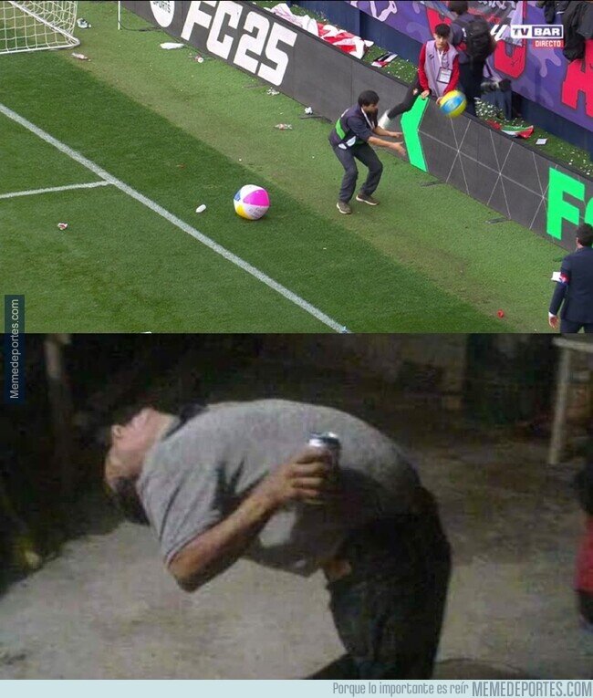 1215780 - ¡Le están tirando balones de playa a Vinicius!