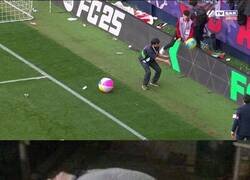 Enlace a ¡Le están tirando balones de playa a Vinicius!