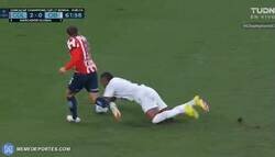 Enlace a Ríete si quieres, pero si al Madrid no le pitan falta por esto, mandan carta a la federación y al árbitro a la nevera.