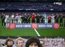 Enlace a El Madrid posando con el cartel de respeto al árbitro