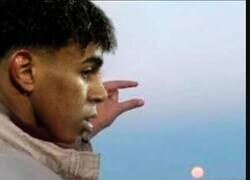 Enlace a Yamal calibrando su disparo a puerta