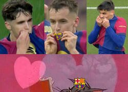 Enlace a Marcan su primer gol con el Barça y lo celebran besando el escudo