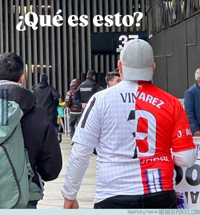 1216950 - Este fan visto en los aledaños del Bernabéu