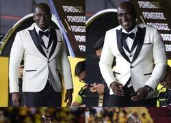 Enlace a Segundo Castillo, DT del Barcelona de Guayaquil, con una elegancia de cóctel arrolladora.