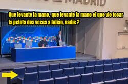 Enlace a Y la noche terminó con Simeone hablando a unas sillas vacías