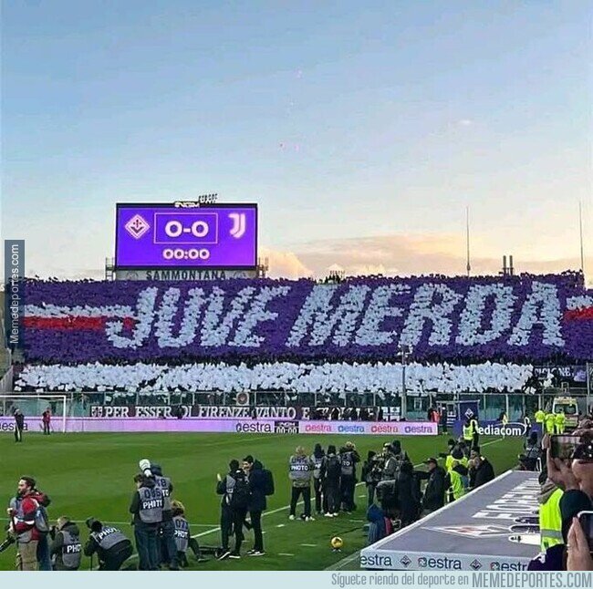 1217861 - Hay que odiar mucho a un club para organizar un tifo con este mensaje...