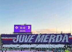 Enlace a Hay que odiar mucho a un club para organizar un tifo con este mensaje...