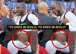 Enlace a Cecilio Waterman de Panamá corre a abrazar a Henry a pie de campo para dedicarle un gol.