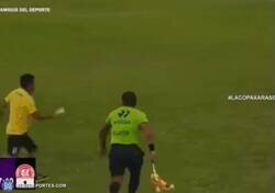 Enlace a Impresionante patada al rostro de este árbitro a miembro del staff en el fútbol peruano