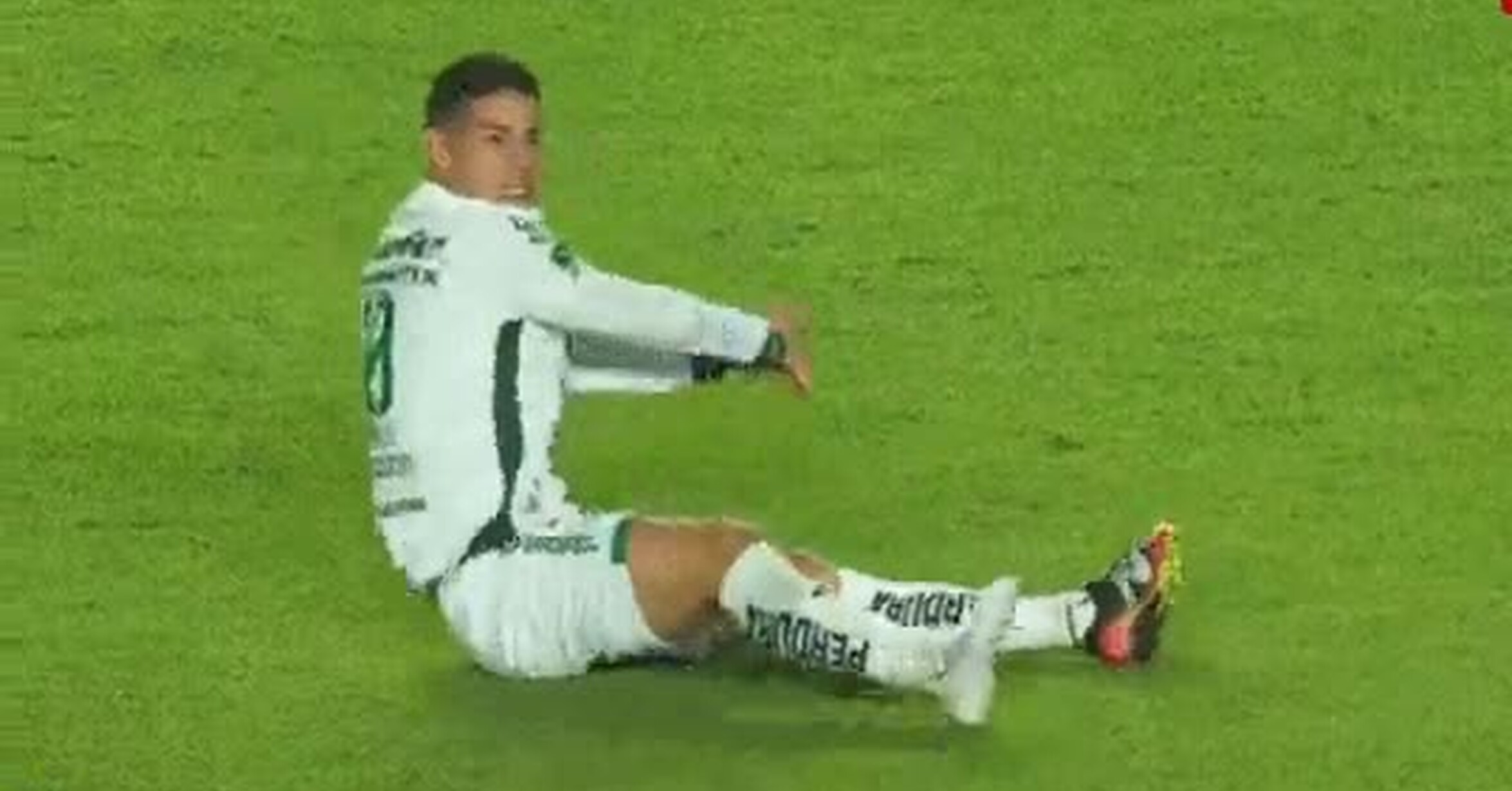 Berrinche de James en México con el árbitro por no pitarle una falta
