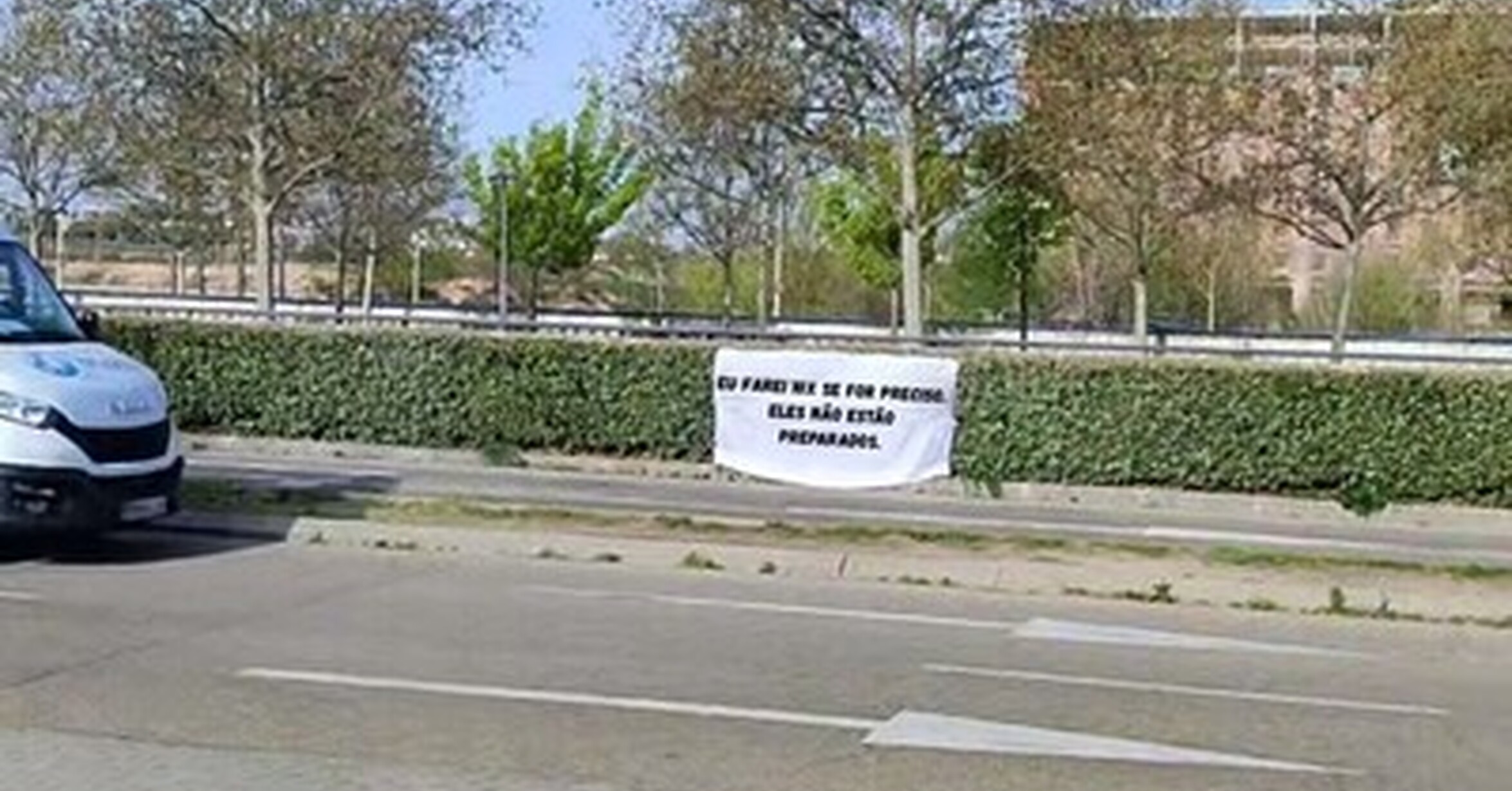 La emotiva pancarta fuera de Valdebebas para alentar a los jugadores cuando la vean