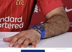 Enlace a Muy humilde el reloj que lleva Salah en la firma de su nuevo contrato con el Liverpool