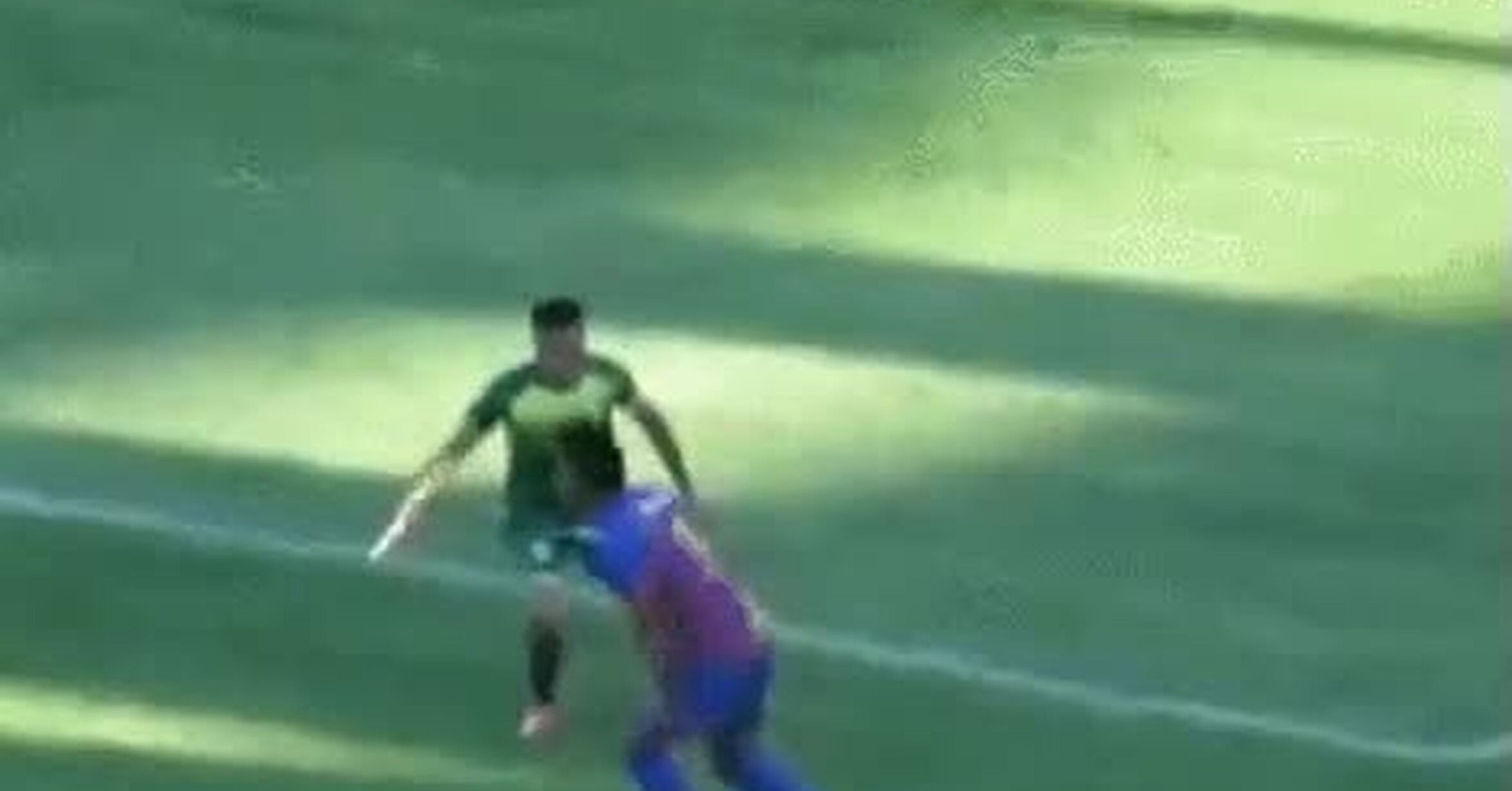 Este hombre acaba de ser regateado por una bolsa