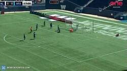 Enlace a Investigan posible amaño de partido en la liga Canadiense por el despeje de este jugador en la porteria contraria.