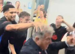Enlace a Laporta al ver que el que le agarraba la cabeza era Araujo
