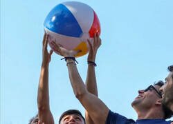 Enlace a Balones de playa en la rúa del Barça