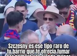 Enlace a Szczesny ofrece fumar a Marc Bernal