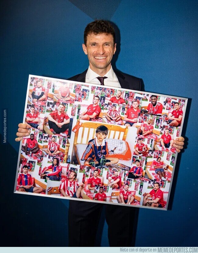 1222315 - El homenaje a Muller posando con sus compañeros replicando la mítica foto de su niñez