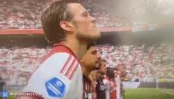 Enlace a Weghorst le da un golpe a la cámara tras perder la liga en la última jornada