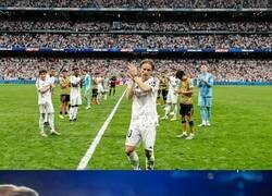 Enlace a El Madrid y Barça despidiendo a sus leyendas
