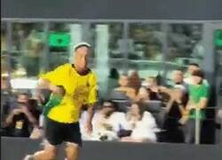 Enlace a Más random no se puede. Ronaldinho bailando al guardaespaldas de Messi