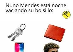 Enlace a Nuno Mendes le da catedra al niño de 17 años