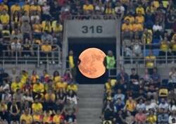 Enlace a En el estadio nacional de Bucarest, esta foto sólo se puede tomar una vez cada año.