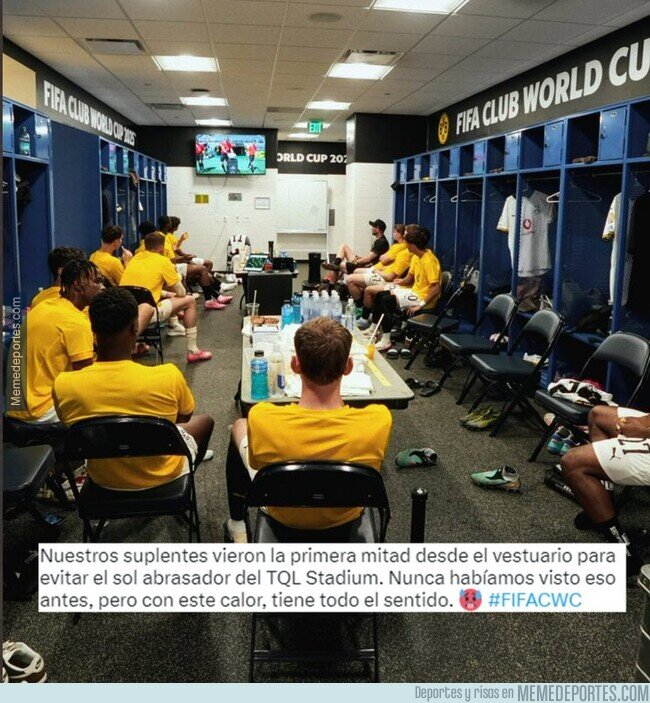 1224898 - Los suplentes del Dortmund miran el segundo tiempo en los vestuarios debido al calor