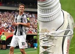 Enlace a Yildiz llevando las botas de Messi