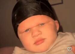 Enlace a Lo último que ve un portero después de que el balón es empujado debajo del arco