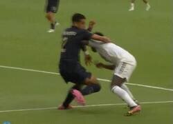 Enlace a Mientras tanto, el que sólo quiere jugar fútbol...