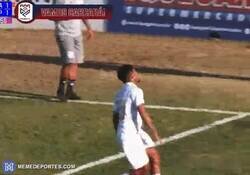 Enlace a Jugador del fútbol brasileño se rompe los ligamentos celebrando como Cristiano