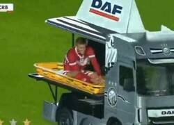 Enlace a En Brasil transportan a los lesionados en este curioso camión